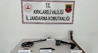 Kaçak kazı yaparken jandarmaya yakalandılar