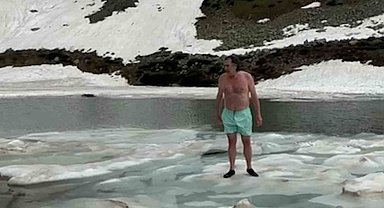 Kaçkar Dağları eteklerindeki buz tutmuş göle girerek yüzdü