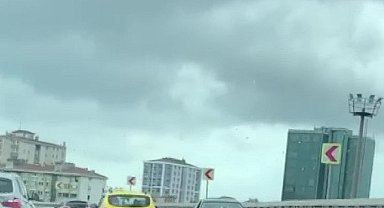 Kadıköy'de E-5'te geri geri giden otomobil şaşkına çevirdi