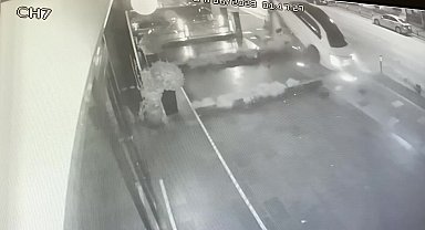 Kadıköy'de otomobilin direğe ve ağaca çarptığı kaza kamerada