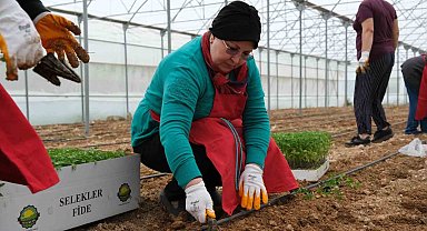 Kadın eli toprağa değdi