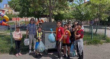 Kadın muhtar çocuklarla buluştu, sokak sokak temizlik yaptı