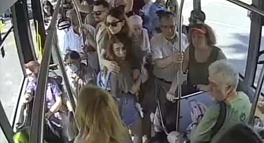 Kadın şoförün üzerine bıçakla yürüyen adamın yolculara yaşattığı korku dolu anlar kameraya yansıdı