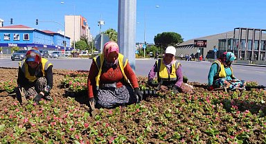 Kadınların yakıcı güneş altında ekmek mücadelesi: Şehri onlar süslüyor