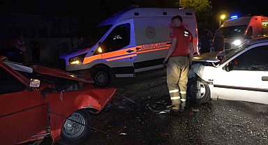 Kafa kafaya çarpışan iki otomobil hurdaya döndü: 3 ağır yaralı