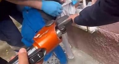 Kafası demir korkuluklara sıkışan çocuk kurtarıldı