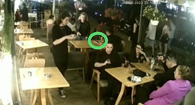 Kafede unutulan cep telefonunu çalan şüpheliler güvenlik kameralarına yakalandı