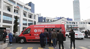 Kağıthane'de semt pazarlarına sıcak ikramlar bulunuyor