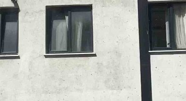 Kağıthane'de toplu arı paniği kamerada: Vatandaşlar pencereleri açamadı