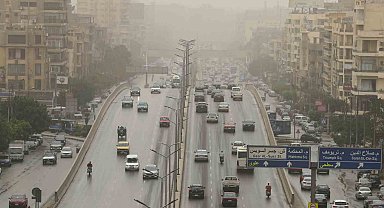 Kahire'yi kum fırtınası vurdu, gökyüzü turuncuya döndü