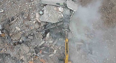 Kahramanmaraş'ta ağır hasarlı binaların yıkımı sürüyor