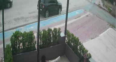 Kaldırıma çarpıp devrilen araçtan burnu bile kanamadan çıktı