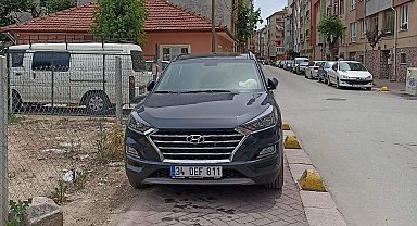 Kaldırımda araç parklarının önüne geçilmiyor