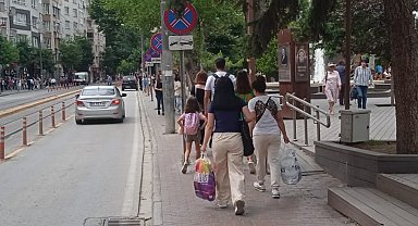 Kaldırımda art arda sıralanan işaret levhaları yürümeyi zorlaştırıyor