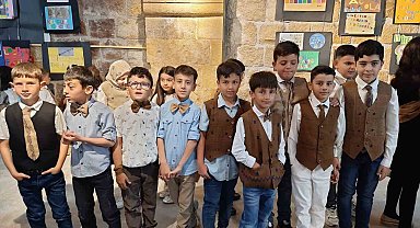 Kaleardı 75. Yıl İlkokulu öğrencilerinden ehram defilesi