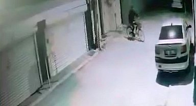 Kameraya aldırış etmeyen hırsız, apartmandan 45 saniyede bisiklet çaldı