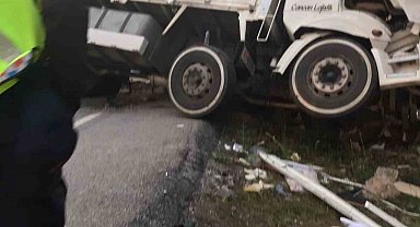 Kamyon kayalıklara çarptı: 2 yaralı