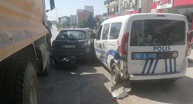 Kamyon kırmızı ışıkta bekleyen araçlara çarptı