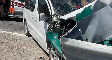 Kamyonet bariyerlere saplandı: 3 yaralı