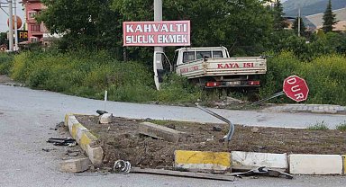 Kamyonet ile otomobilin çarpıştığı kazada 1 kişi öldü, 4 kişi yaralandı