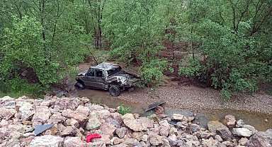 Kamyonet uçuruma yuvarlandı: 1 ölü, 1 yaralı