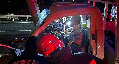 Kamyonette sıkışan sürücüyü itfaiye ekipleri kurtardı