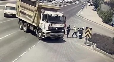 Kamyonunu fark etmeyen genci polis kurtardı, ölümden kurtuluş kameraya yansıdı