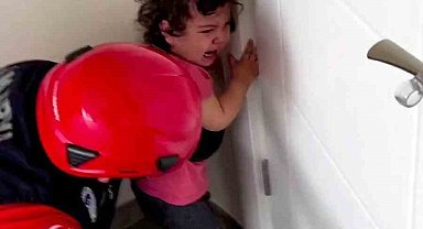 Kapıya parmağı sıkışan minik kızın yardımına itfaiyeci ağabeyleri yetişti