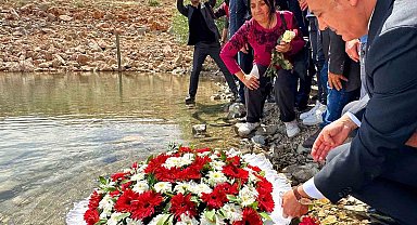 Karaman'da hayatını kaybeden depremzedeler anısına Fisandun Barajına çelenk bırakıldı