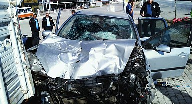 Karaman'da otomobil park halindeki kamyonete çarptı: 4 yaralı