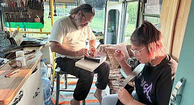 Karavanı atölyeye dönüştürdüler, ürettikleri ürünleri satarak dünyayı geziyorlar