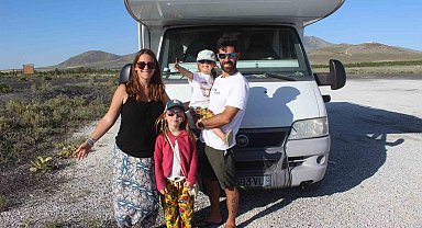 Karavanları ile dünya turuna çıkan Fransız aile Meke Gölü'nde kamp yaptı