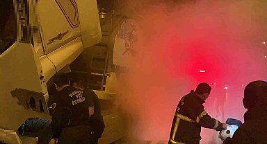 Karayolunda tırdan yükselen dumanlar korkuttu