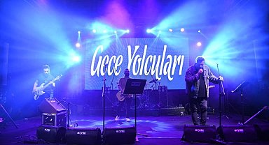 Karesili gençler Gece yolcularıyla 'Yaza merhaba' dedi