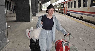 Kars'ta bavulu kapan gar binasının yolunu tuttu