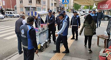 Kars'ta belediyeden kaldırım işgallerine müdahale