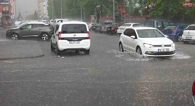 Kars'ta cadde ve sokaklar sular altında kaldı