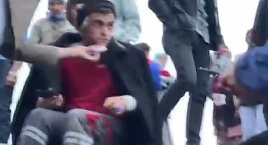 Kars'ta kamyon devrildi, gıda maddeleri etrafa savruldu