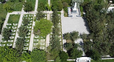 Kars'ta mezarlıklarda bayram temizliği