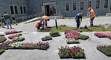 Kars'ta park ve bahçeler çiçek açıyor