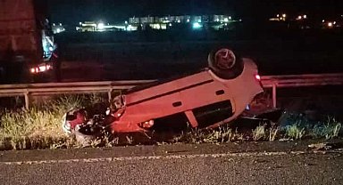 Karşı şeride geçen otomobil ters döndü: 5 yaralı