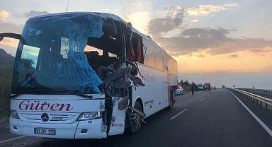 Karşı şeride geçen tır otobüsle kafa kafaya çarpıştı: 2 ölü, 6'sı ağır 20 yaralı
