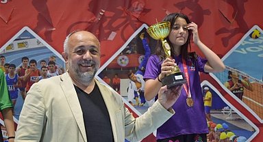 Kasapoğlu derece elde eden sporculara madalyalarını takdim etti