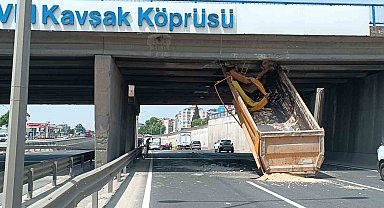 Kasası açılan tır köprüye sıkıştı: Sürücü yaralandı