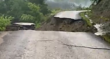Kastamonu'da kuvvetli sağanak sebebiyle yol ve köprüler zarar gördü, bazı köylere ulaşım kapandı