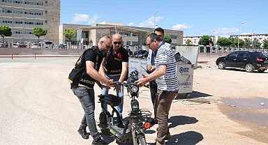 Kavga sırasında çalınan elektrikli bisikletini bir anda karşısında görünce polislere sarıldı