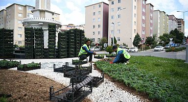 Kavşaklar mevsimlik çiçeklerle güzelleşiyor