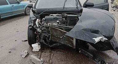 Kavşakta çarpıştılar: 1'i ağır 6 yaralı