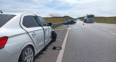 Kavşakta otomobiller çarpıştı: 1 yaralı