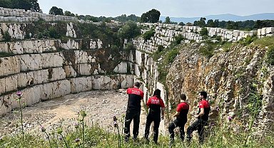 Kayalıklarda mahsur kalan keçiyi operasyonla kurtarıldı